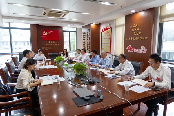 第十代表团热烈讨论